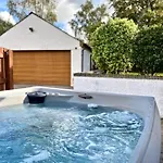 Riverside 6 Guests 4 Adults Max Hot Tub Nyaraló *