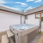 Riverside 6 Guests 4 Adults Max Hot Tub *