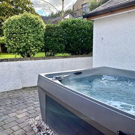 Riverside 6 Guests 4 Adults Max Hot Tub Holiday home *