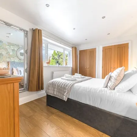 Riverside 6 Guests 4 Adults Max Hot Tub *