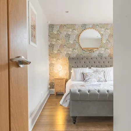 Riverside 6 Guests 4 Adults Max Hot Tub Holiday home