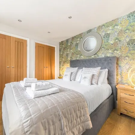 Dom wakacyjny Riverside 6 Guests 4 Adults Max Hot Tub