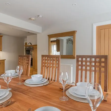 Riverside 6 Guests 4 Adults Max Hot Tub *