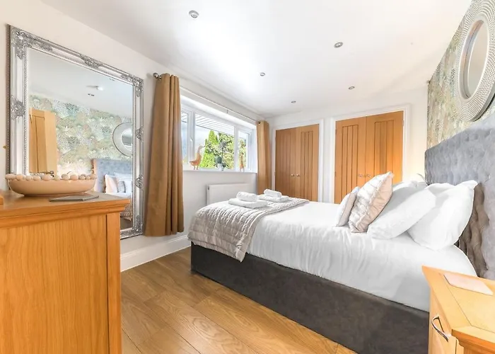 Riverside 6 Guests 4 Adults Max Hot Tub *